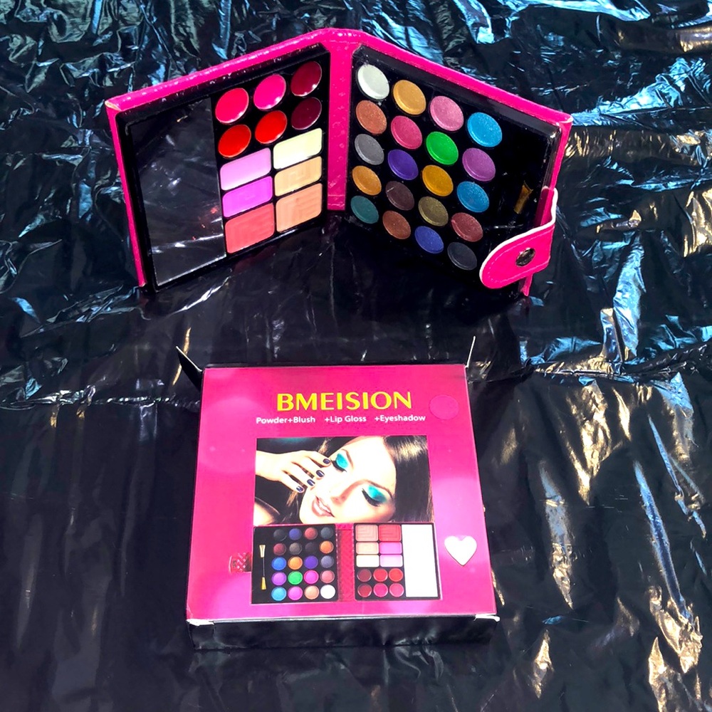 Compact makeup kit in a hot pink case (third one)